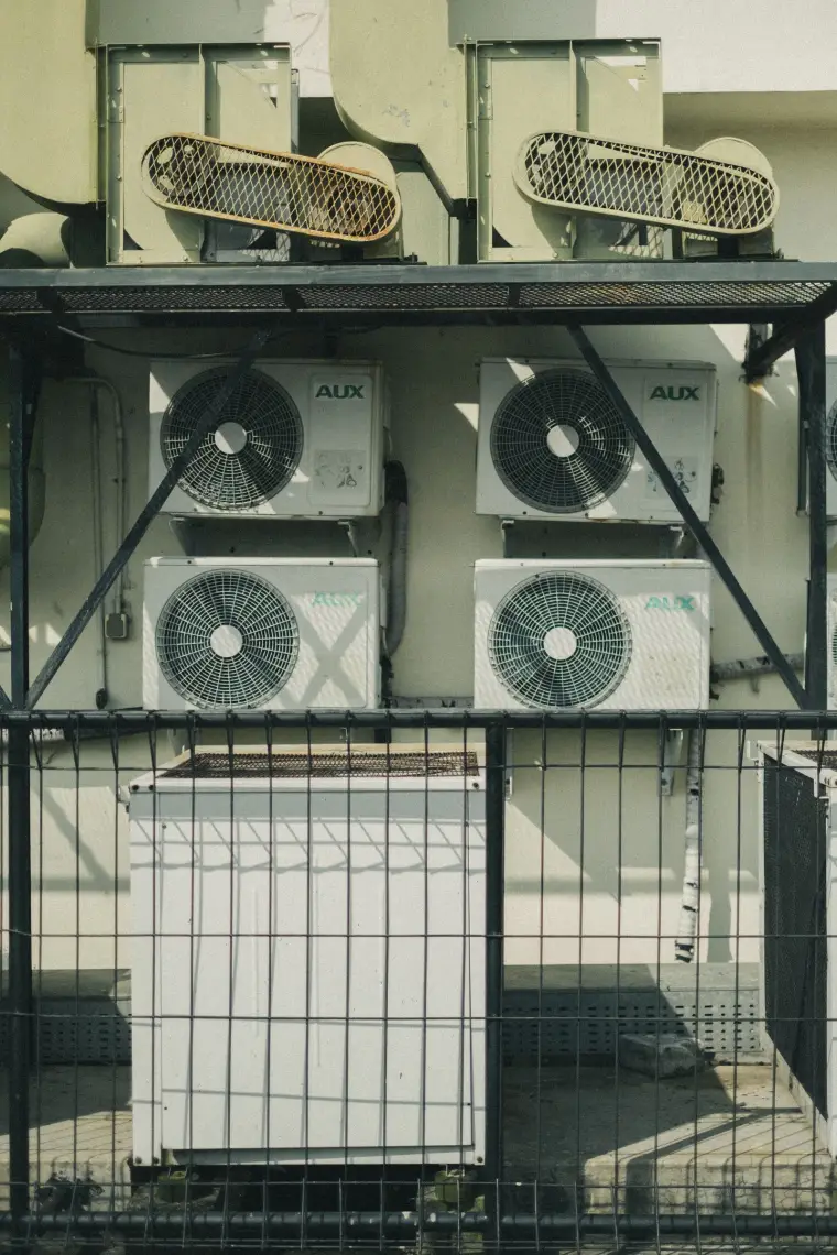 Varios equipos de aire acondicionado instalados en la fachada de un edificio