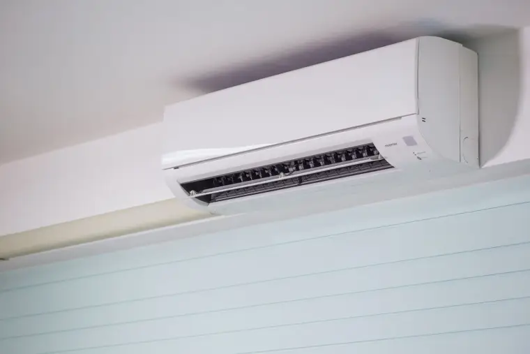 Aire acondicionado split inverter instalado en una pared, en una habitación luminosa