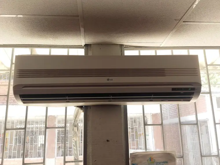 Aire acondicionado split instalado en un local comercial, revisado durante el mantenimiento